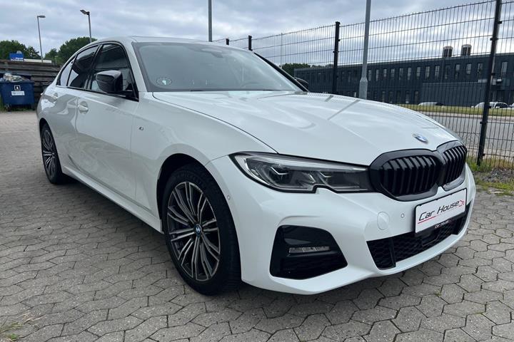 Hvid BMW 330e fra 2019