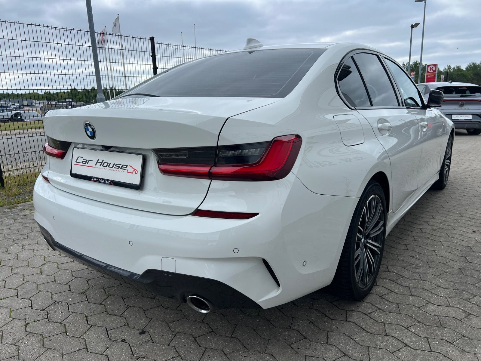 Hvid BMW 330e fra 2019
