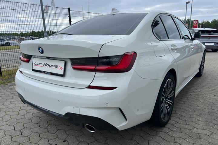 Hvid BMW 330e fra 2019
