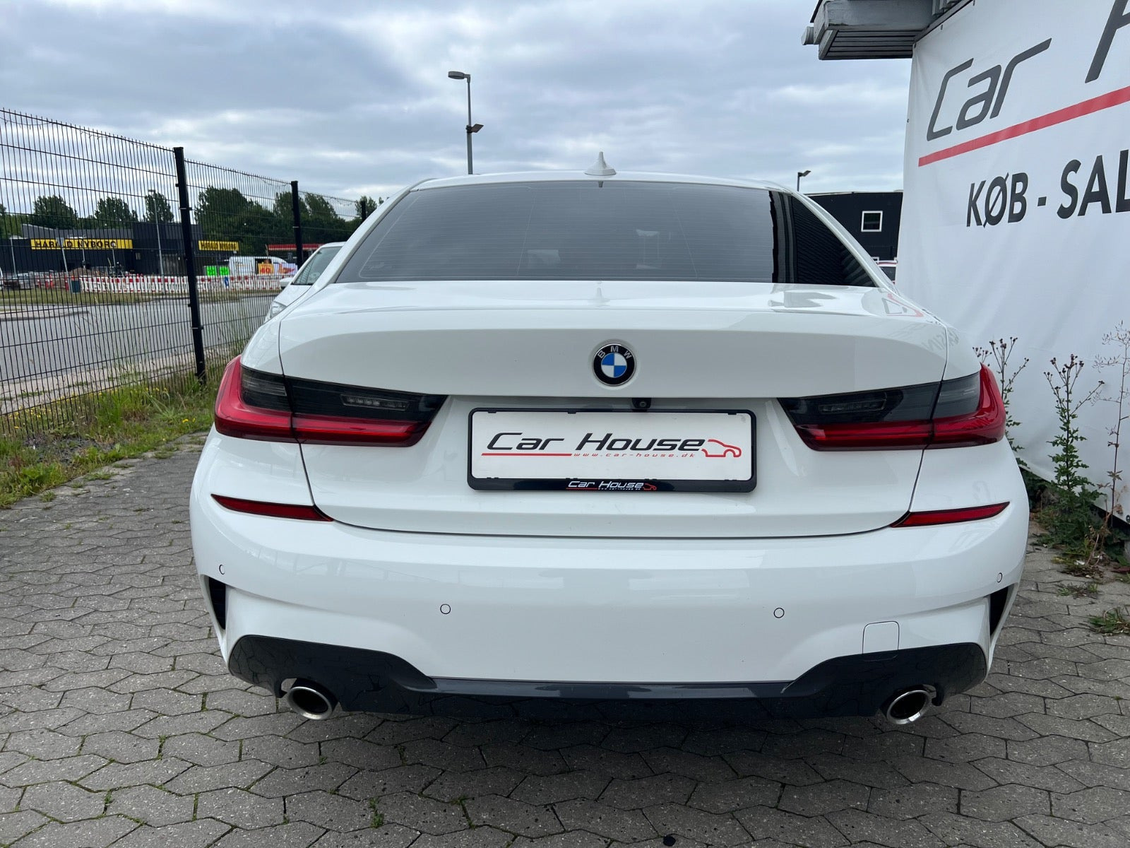 Hvid BMW 330e fra 2019