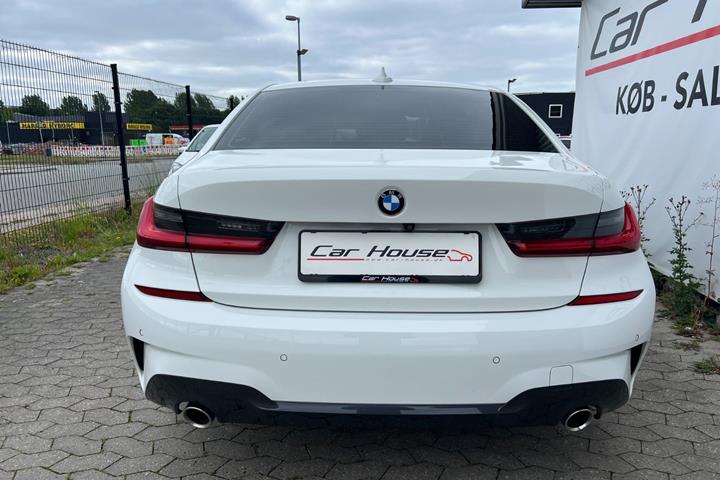 Hvid BMW 330e fra 2019