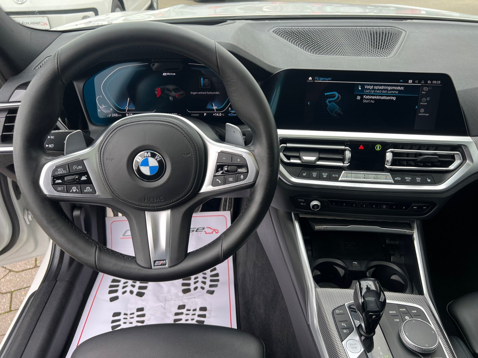 Hvid BMW 330e fra 2019