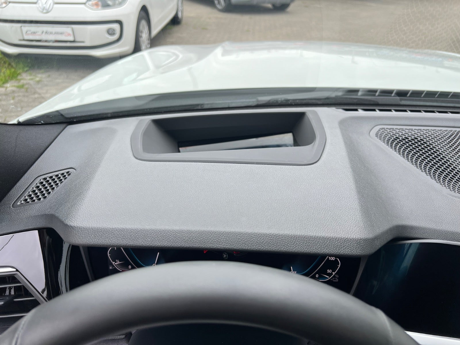 Hvid BMW 330e fra 2019