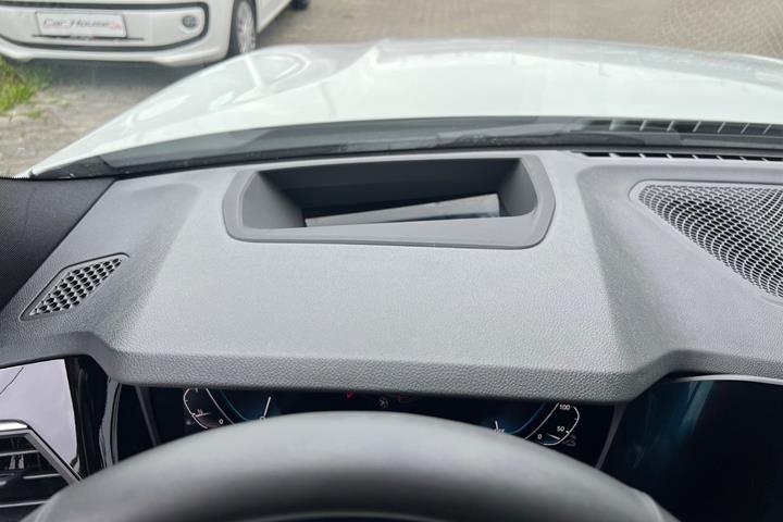 Hvid BMW 330e fra 2019