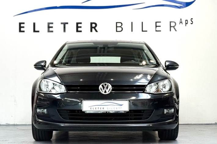 Grå VW Golf VII fra 2017