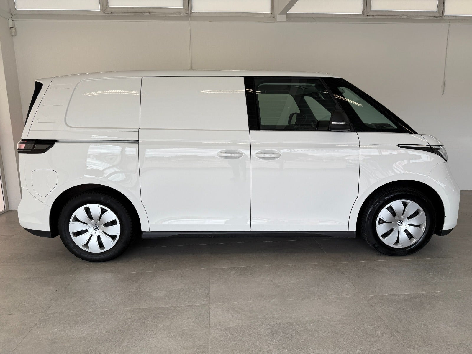 Hvid VW ID.Buzz fra 2024