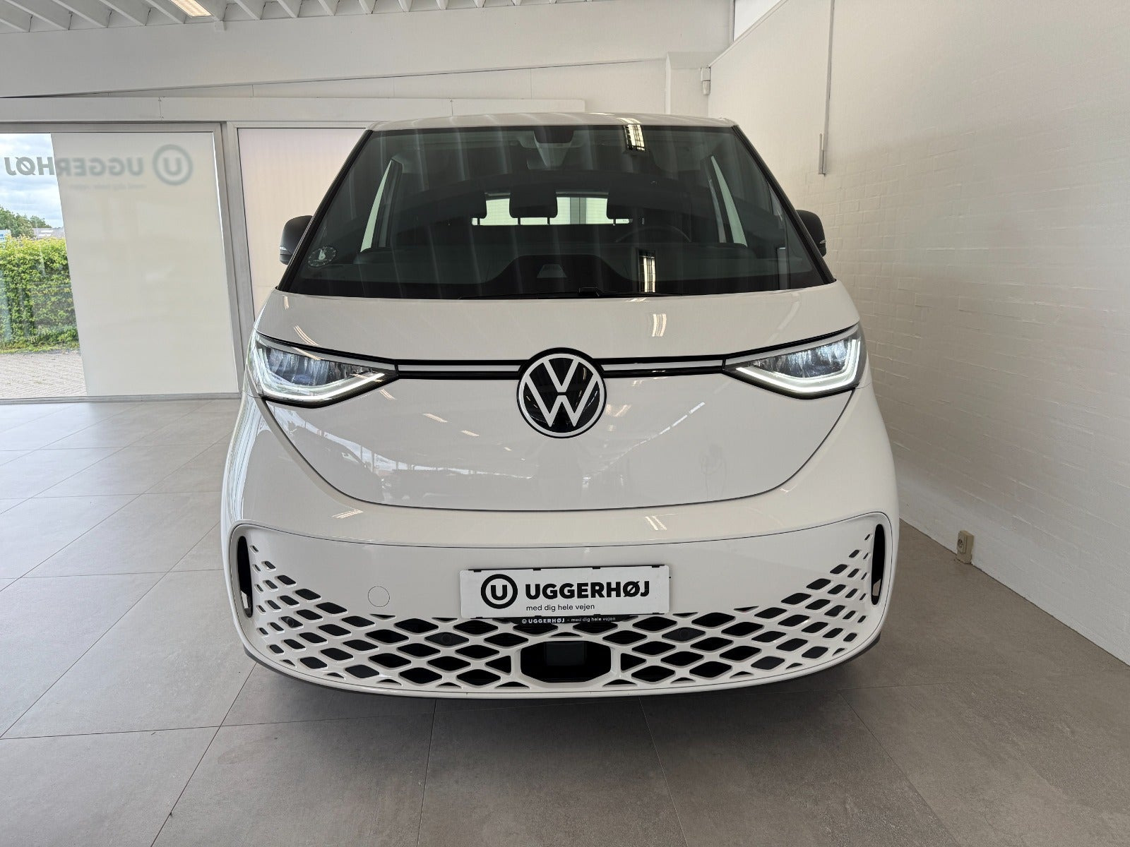 Hvid VW ID.Buzz fra 2024 set udefra