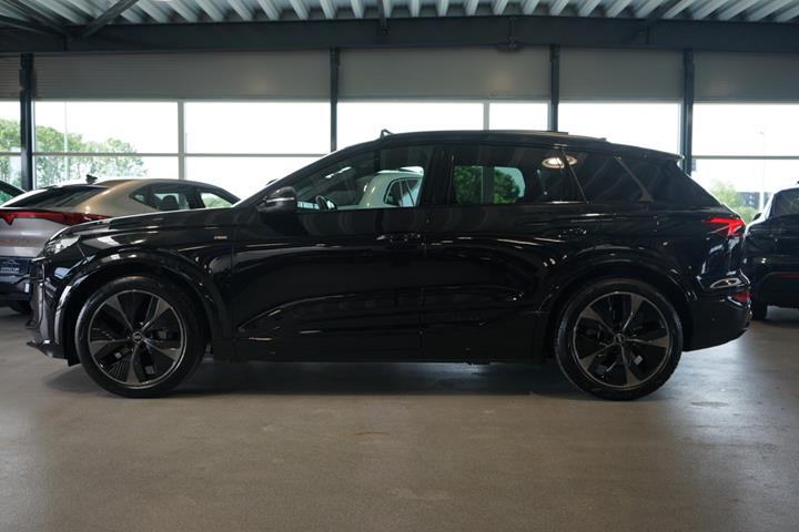 Sort Audi Q6 e-tron fra 2025
