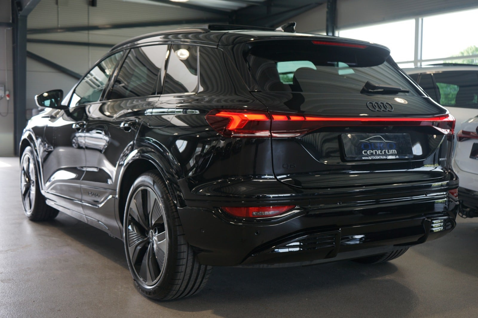 Sort Audi Q6 e-tron fra 2025