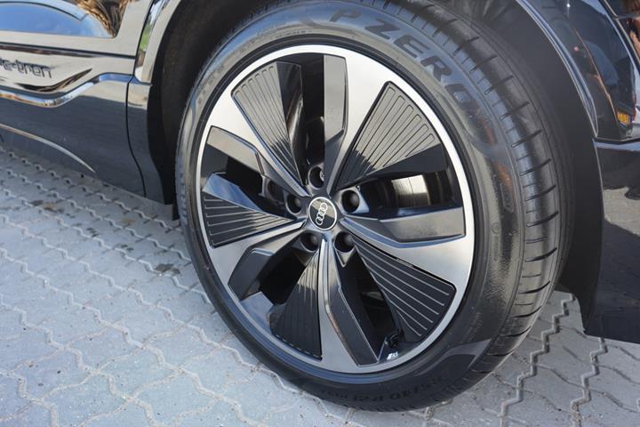 Sort Audi Q6 e-tron fra 2025