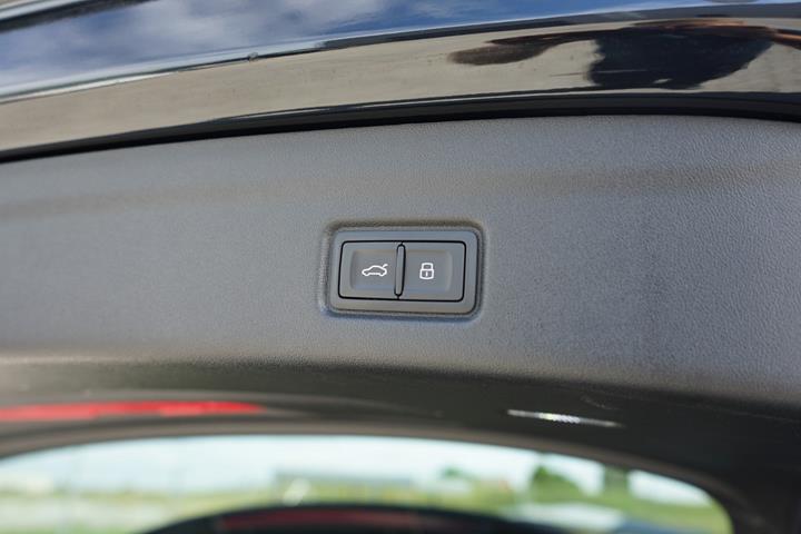 Sort Audi Q6 e-tron fra 2025