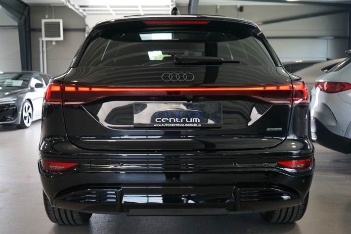 Sort Audi Q6 e-tron fra 2025
