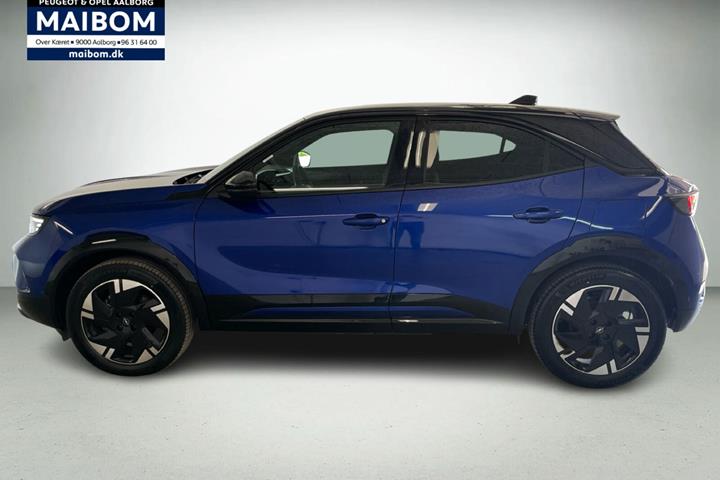 Blå Opel Mokka-e fra 2025