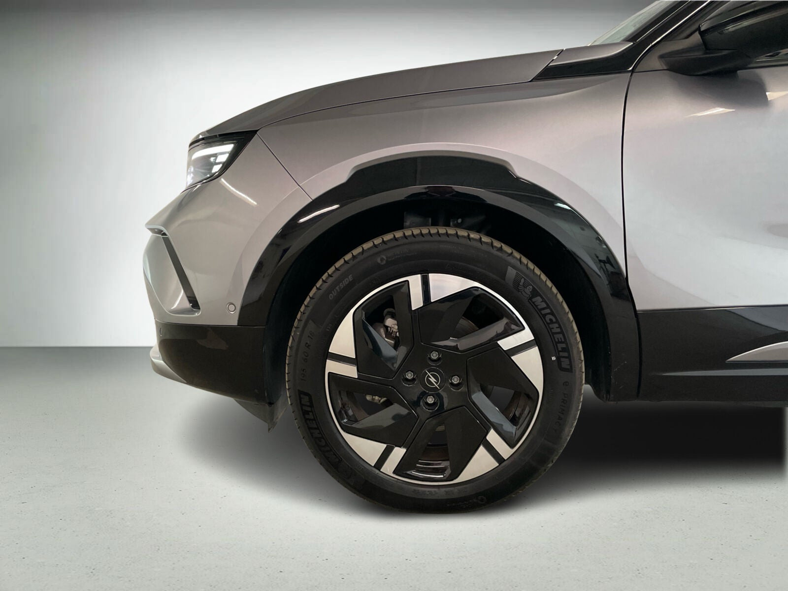 Grå Opel Mokka-e fra 2025