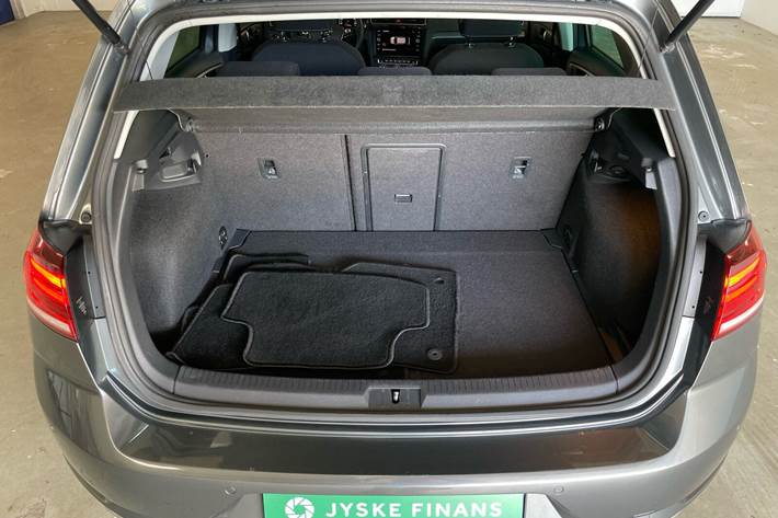 Grå VW Golf VII fra 2018