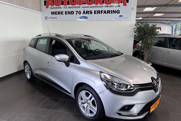 Sølv Renault Clio IV fra 2018 set udefra