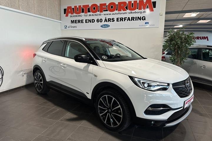 Hvid Opel Grandland X fra 2021 set udefra