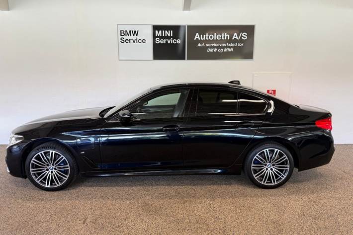 Blå BMW 530e fra 2020