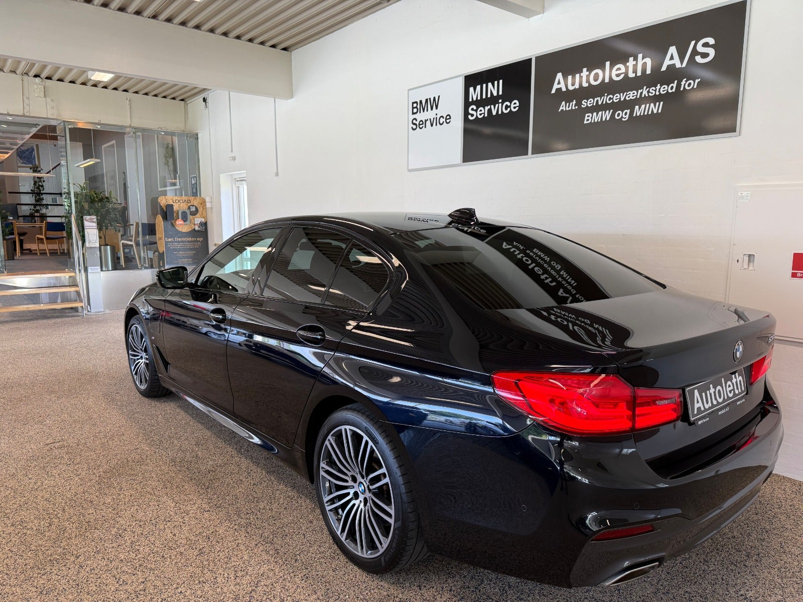 Blå BMW 530e fra 2020