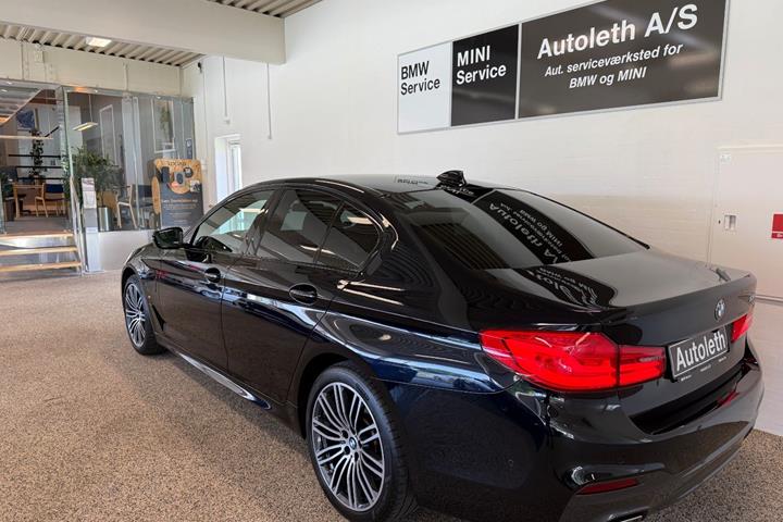 Blå BMW 530e fra 2020