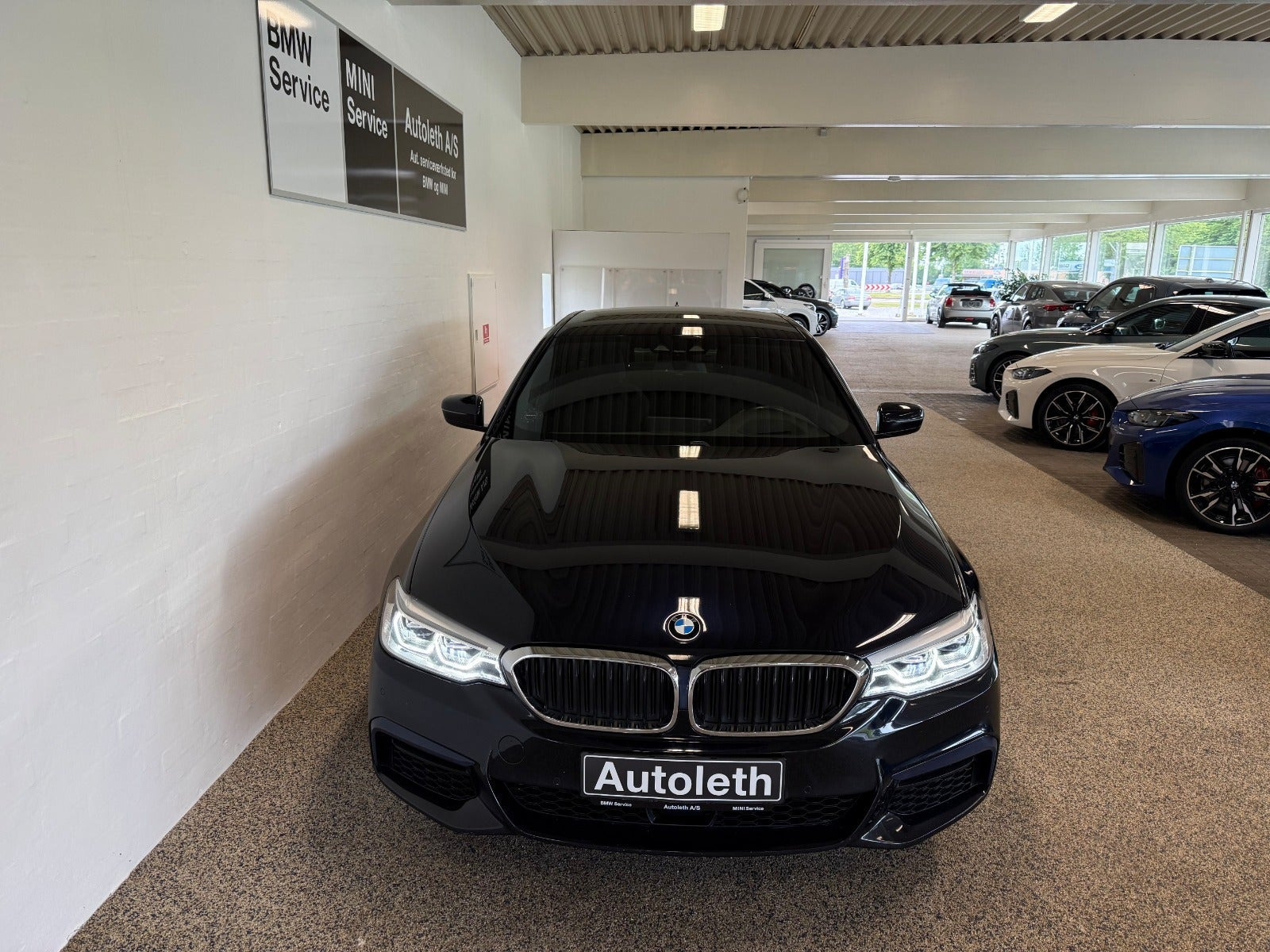 Blå BMW 530e fra 2020