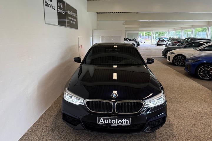 Blå BMW 530e fra 2020
