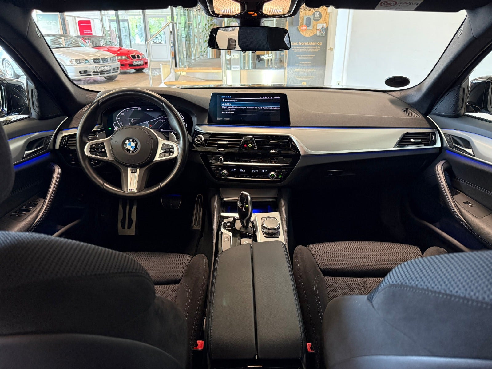 Blå BMW 530e fra 2020