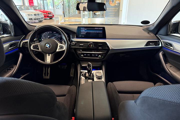 Blå BMW 530e fra 2020