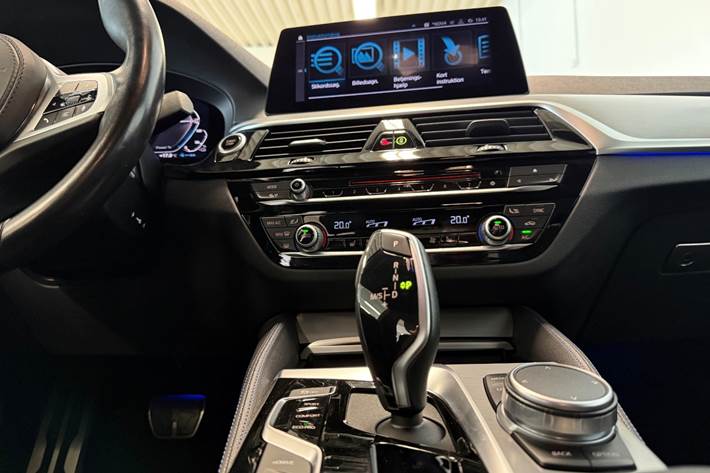 Blå BMW 530e fra 2020