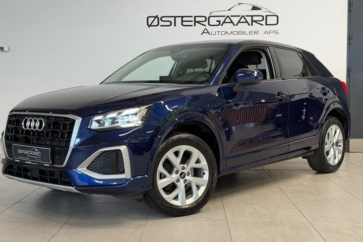 Blå Audi Q2 fra 2023 set udefra