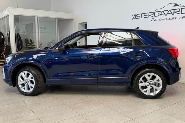 Blå Audi Q2 fra 2023