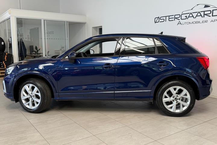 Blå Audi Q2 fra 2023