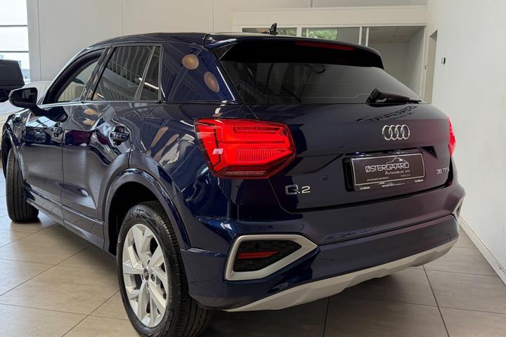 Blå Audi Q2 fra 2023