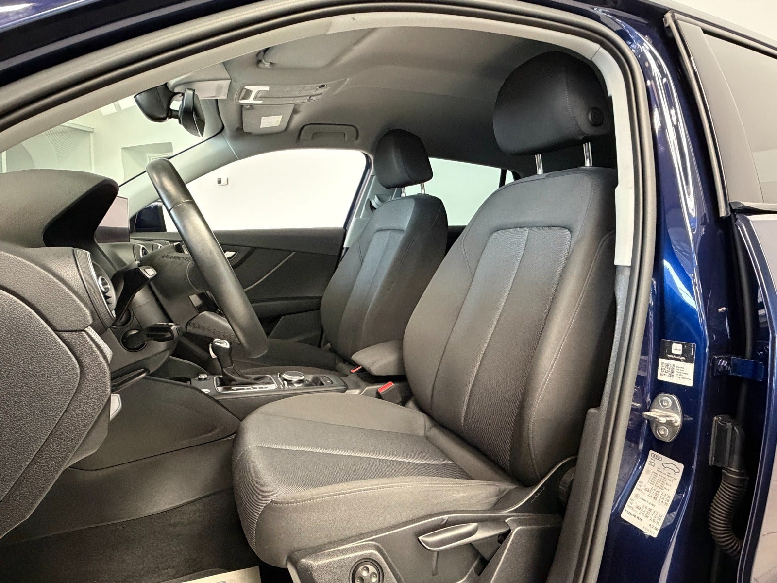 Blå Audi Q2 fra 2023