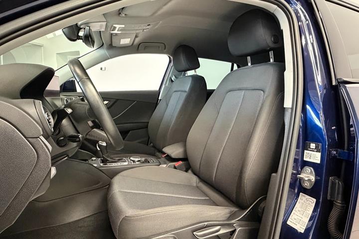 Blå Audi Q2 fra 2023