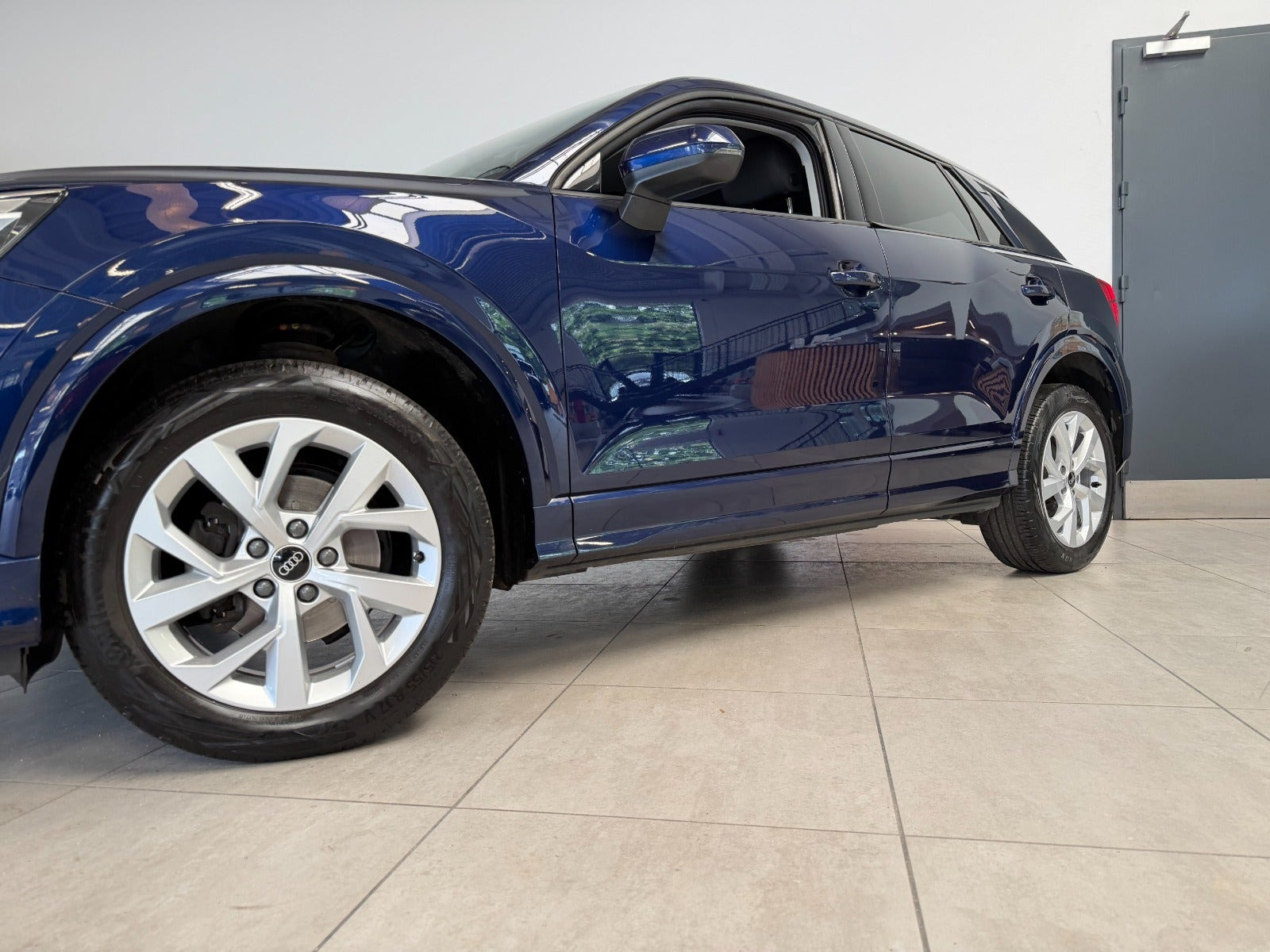 Blå Audi Q2 fra 2023