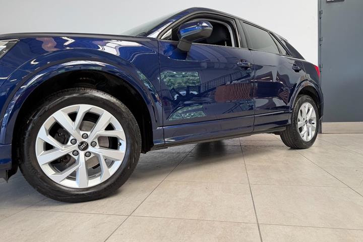 Blå Audi Q2 fra 2023