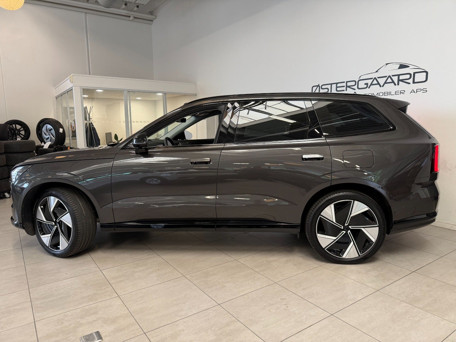 Grå Volvo EX90 fra 2025