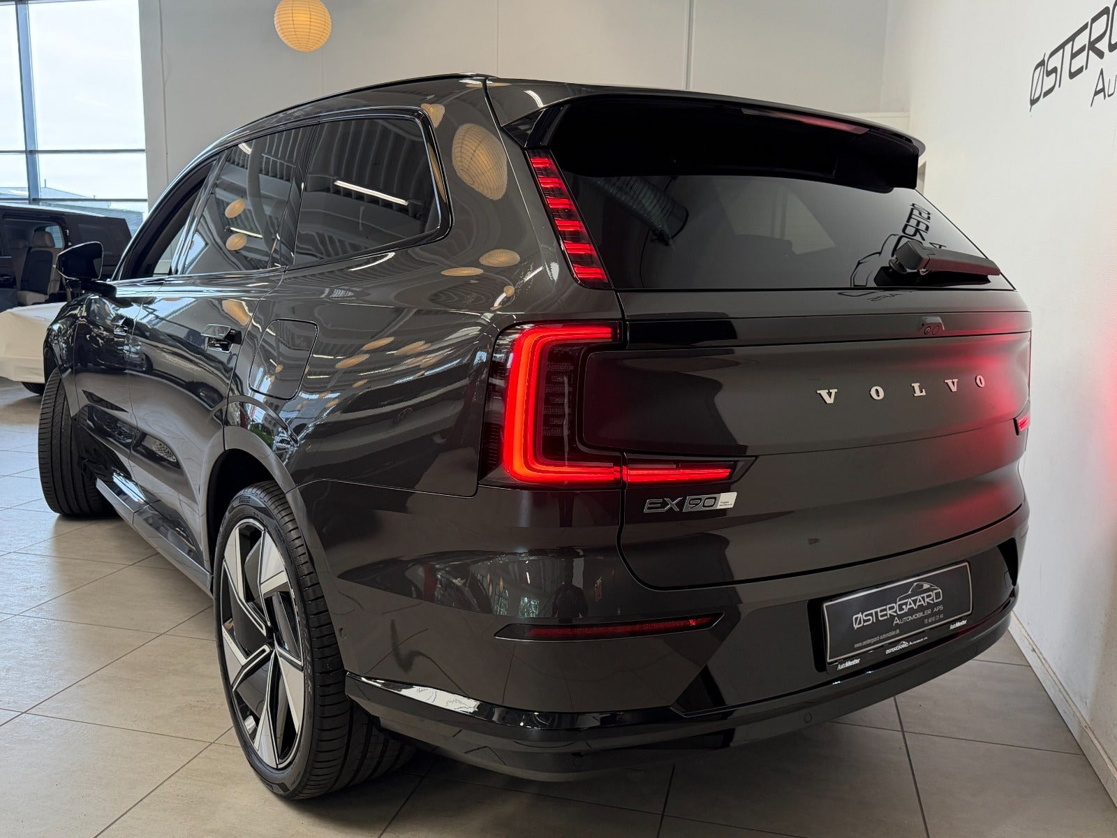 Grå Volvo EX90 fra 2025