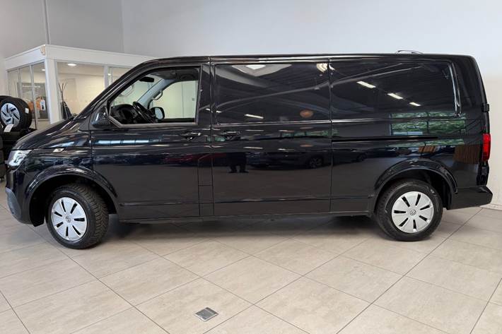 Sort VW Transporter fra 2024
