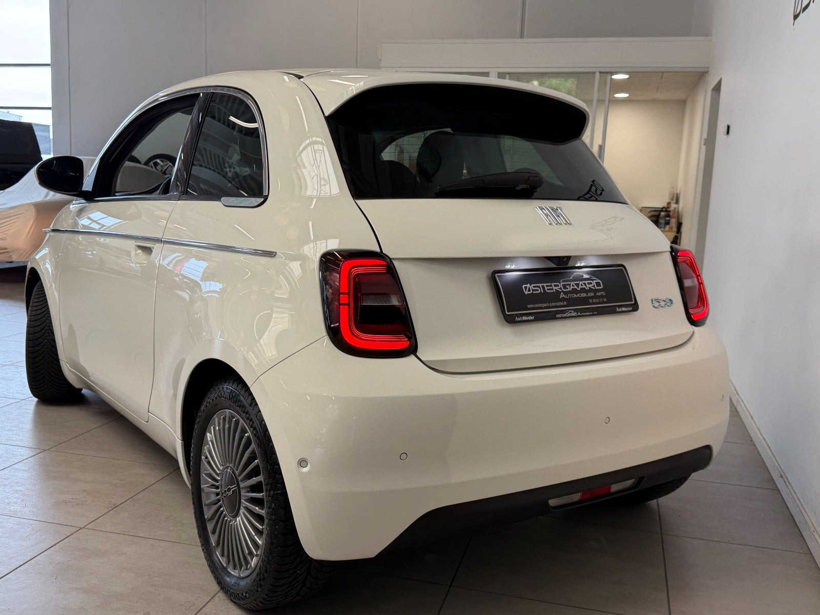 Hvid Fiat 500e fra 2023