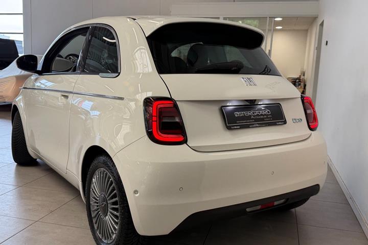 Hvid Fiat 500e fra 2023