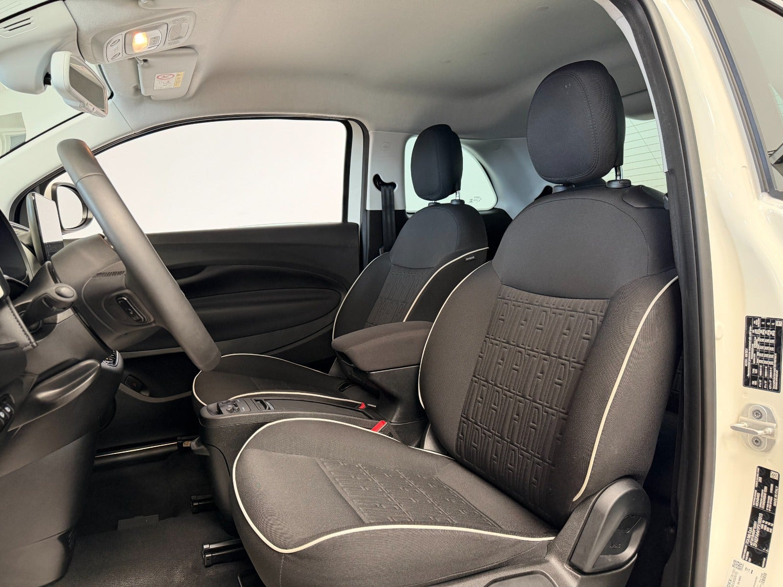 Hvid Fiat 500e fra 2023
