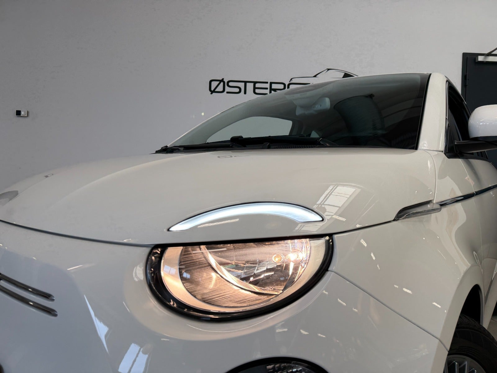 Hvid Fiat 500e fra 2023
