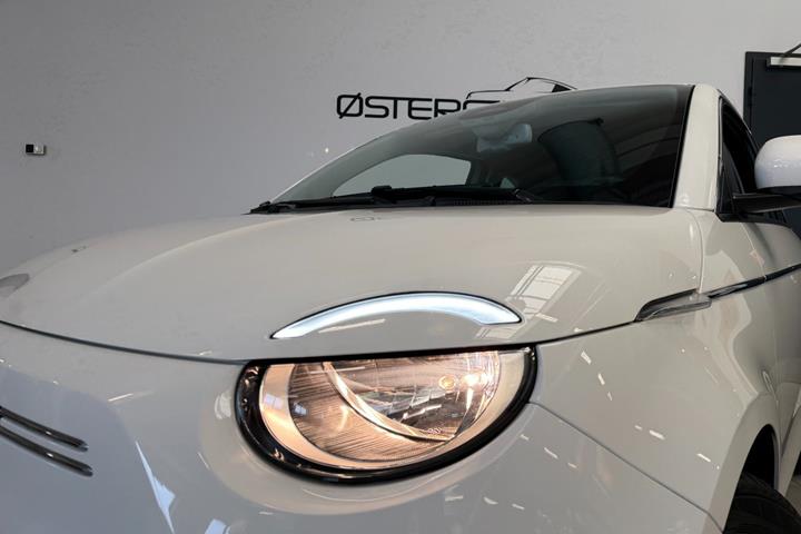 Hvid Fiat 500e fra 2023