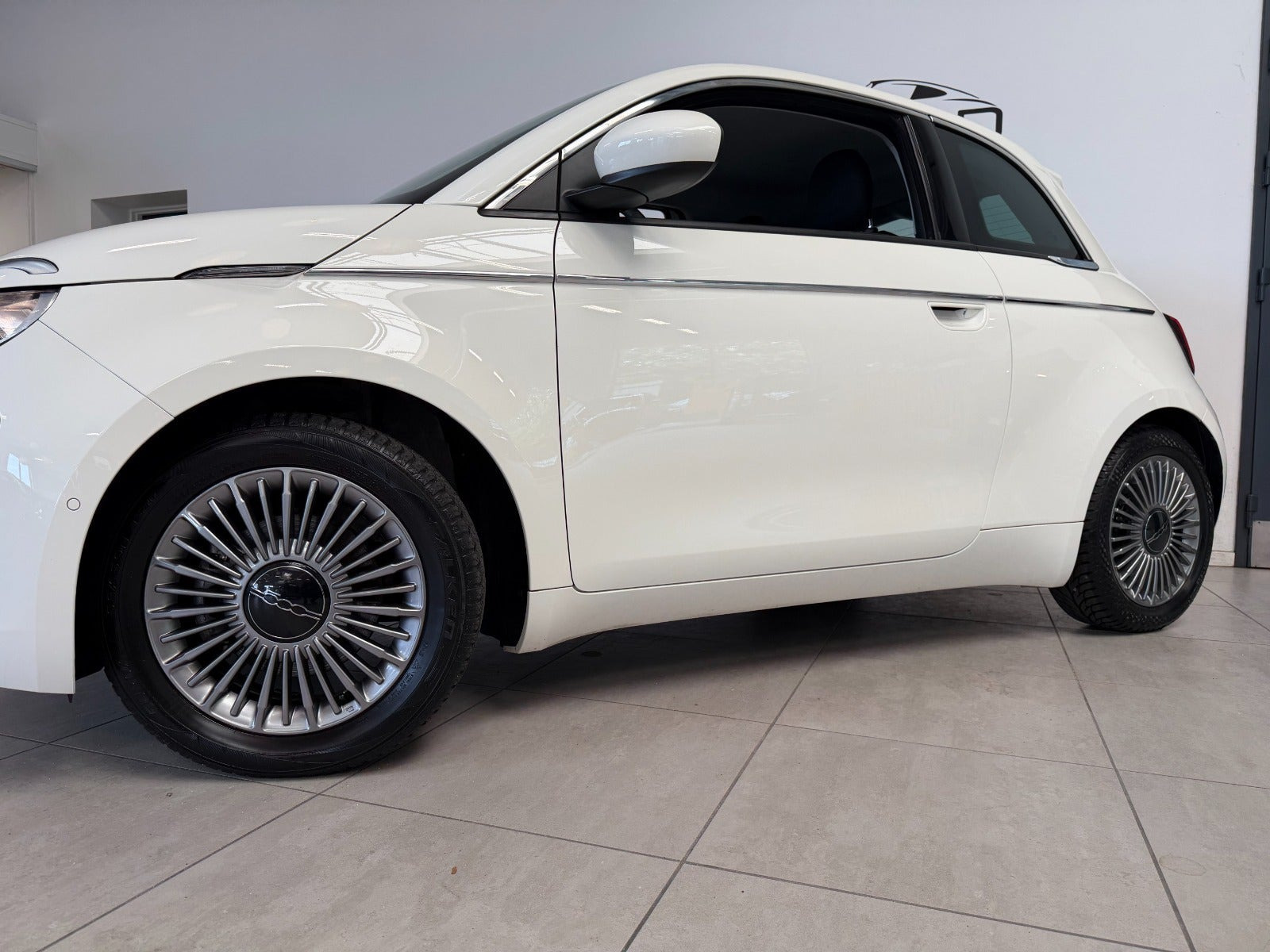 Hvid Fiat 500e fra 2023