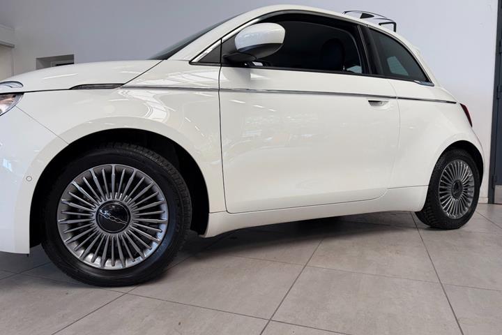 Hvid Fiat 500e fra 2023