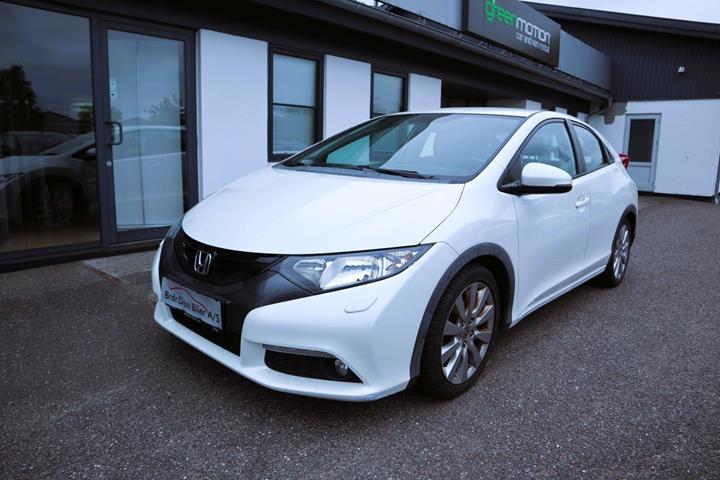 Hvid Honda Civic fra 2012 set udefra