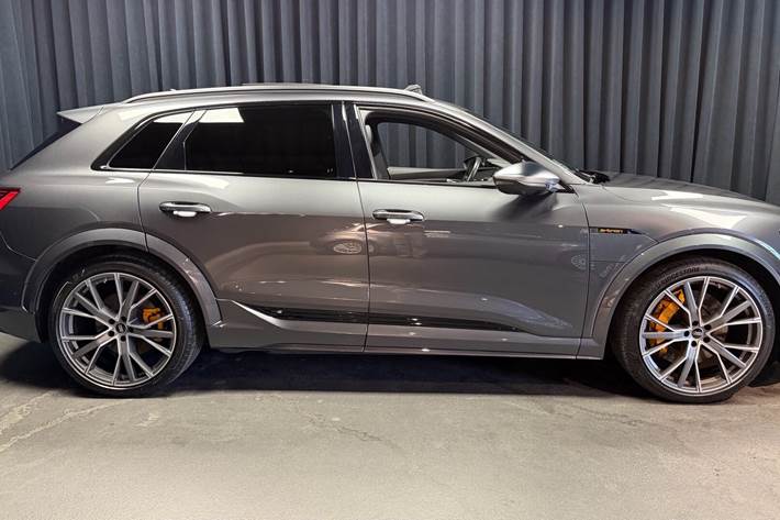 Grå Audi e-tron S fra 2022