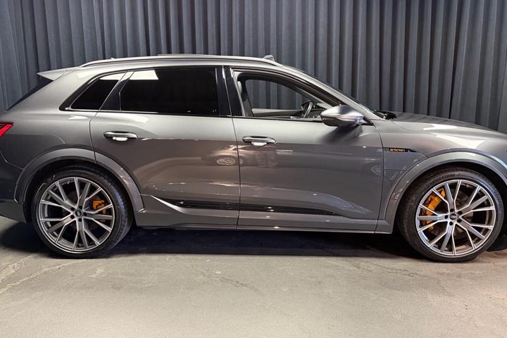 Grå Audi e-tron S fra 2022